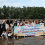 genius-ceria-pelepasan-anak-penyu-di-pantai-serang-blitar
