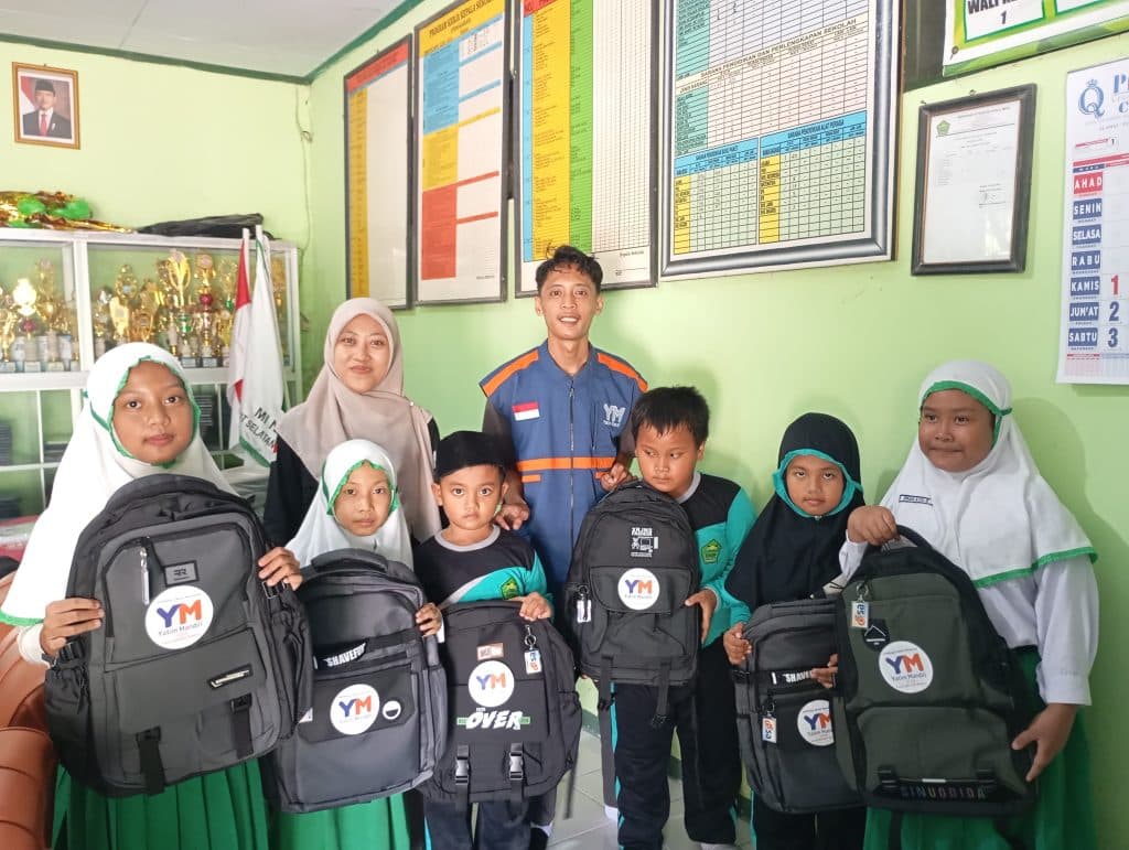 Penyaluran ASA dan Al-Qur’an untuk Siswa Yatim di MI Salafiyah Mbarek dan MI Nurul Iman Madiun