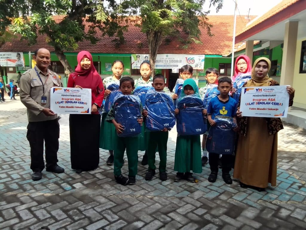 Yatim Mandiri Sidoarjo Memulai Semangat Tahun Baru dengan Menyalurkan ASA (Alat Sekolah Ceria)